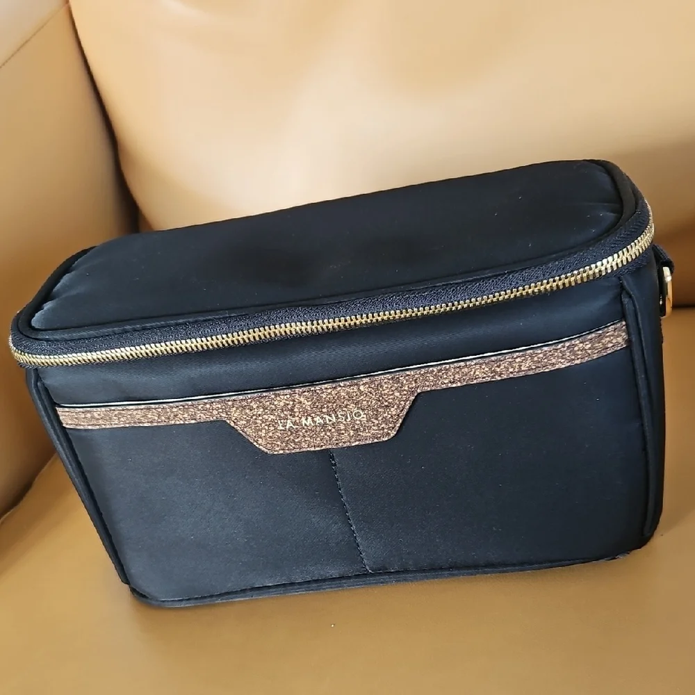 La Mansio Shoulder Crossbody Camera Bag.